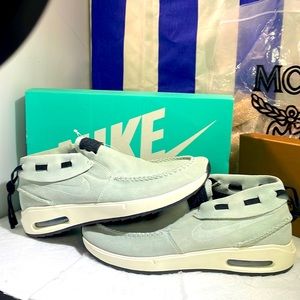 NIKE SB Air Max Janoski 2 Moc
New inbox with tags 91/2 gray suede
